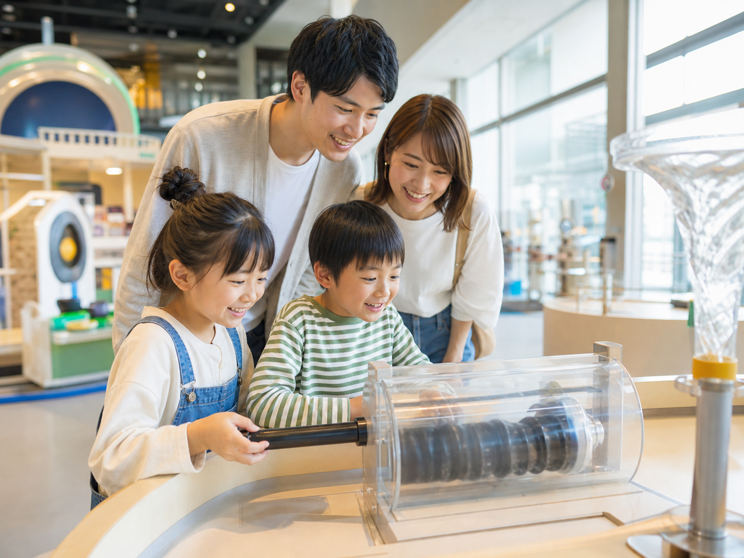 科学館で親子が体験展示を楽しむ様子